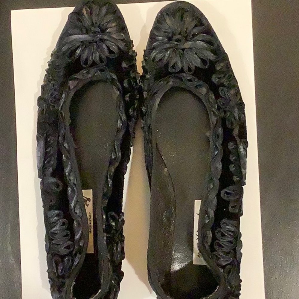 Velvet dressy black flat with flowers.